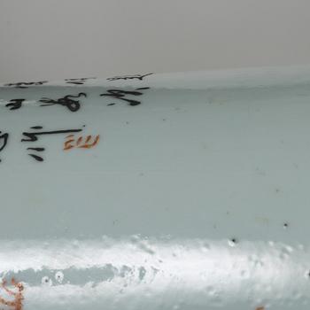 Penselvaser, två st, porslin. Kina, tidigt 1900-tal.