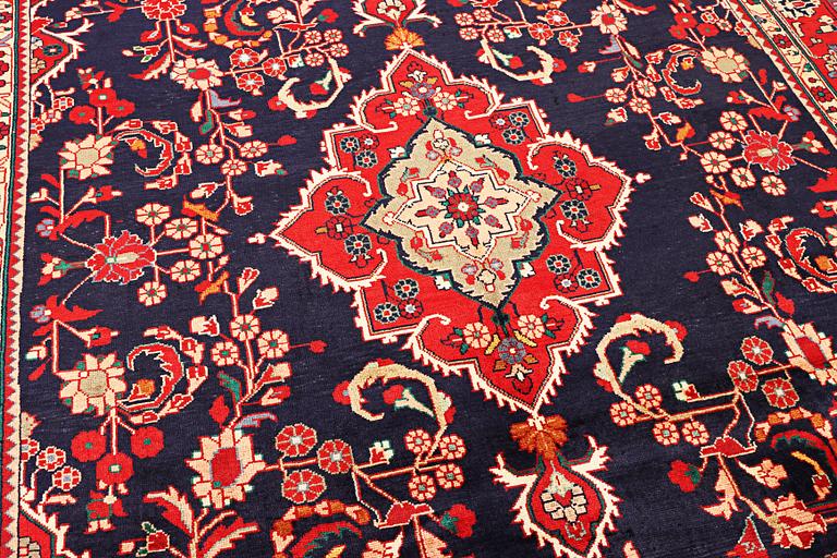 A carpet, Mahal, a. 320 x 217 cm.