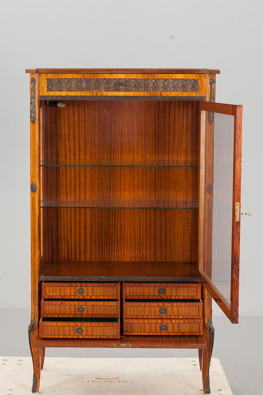 VITRINSKÅP, gustaviansk stil, 1900-tal.