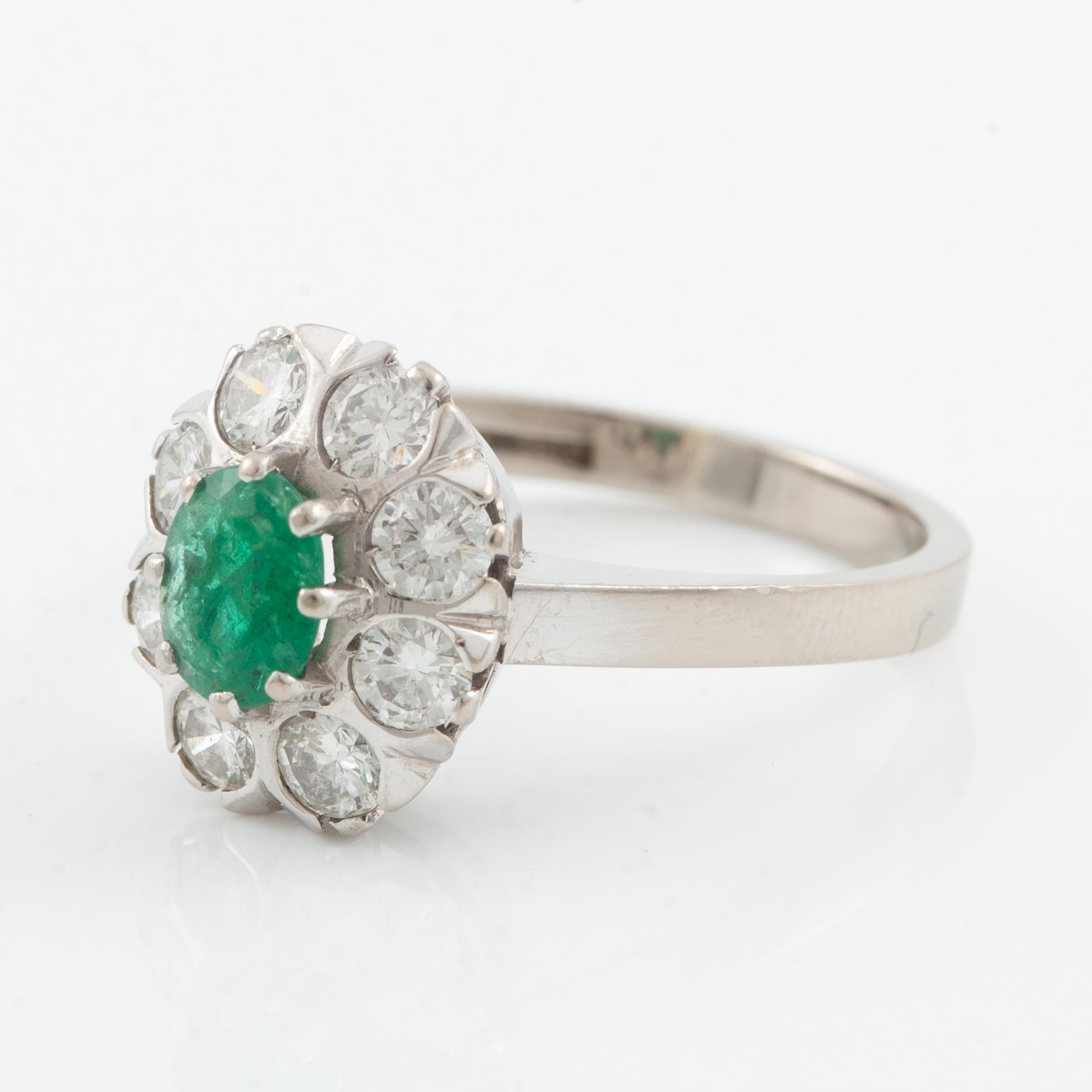 Ring, carmoséring 18K vitguld med smaragd och krans av briljantslipade diamanter.