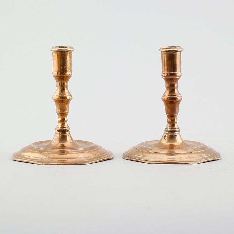 LJUSSTAKAR, 1 par snarlika, mässing, 1700-tal.