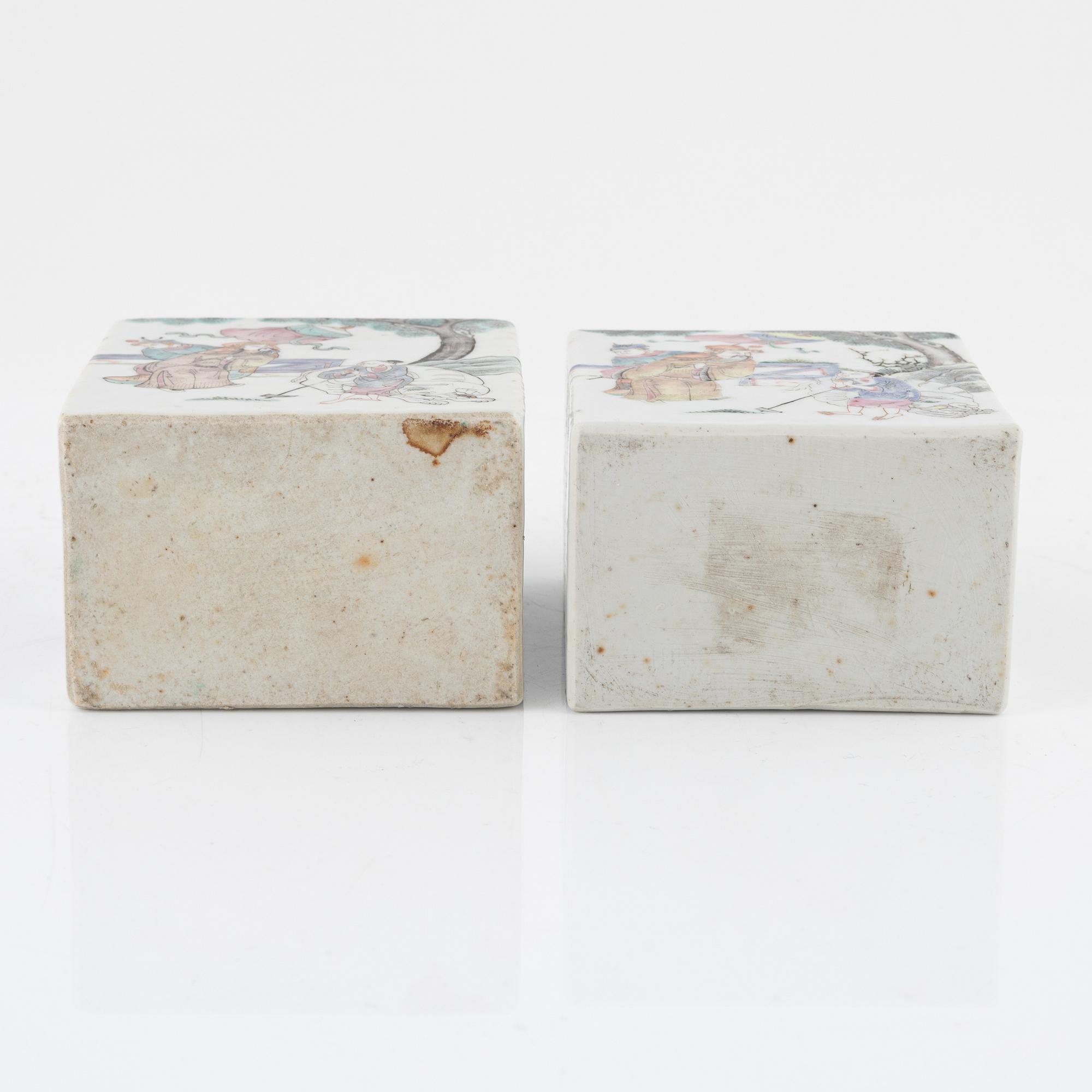 Tedosor, ett par, porslin, Kina, sen Qingdynasti, omkring år 1900.