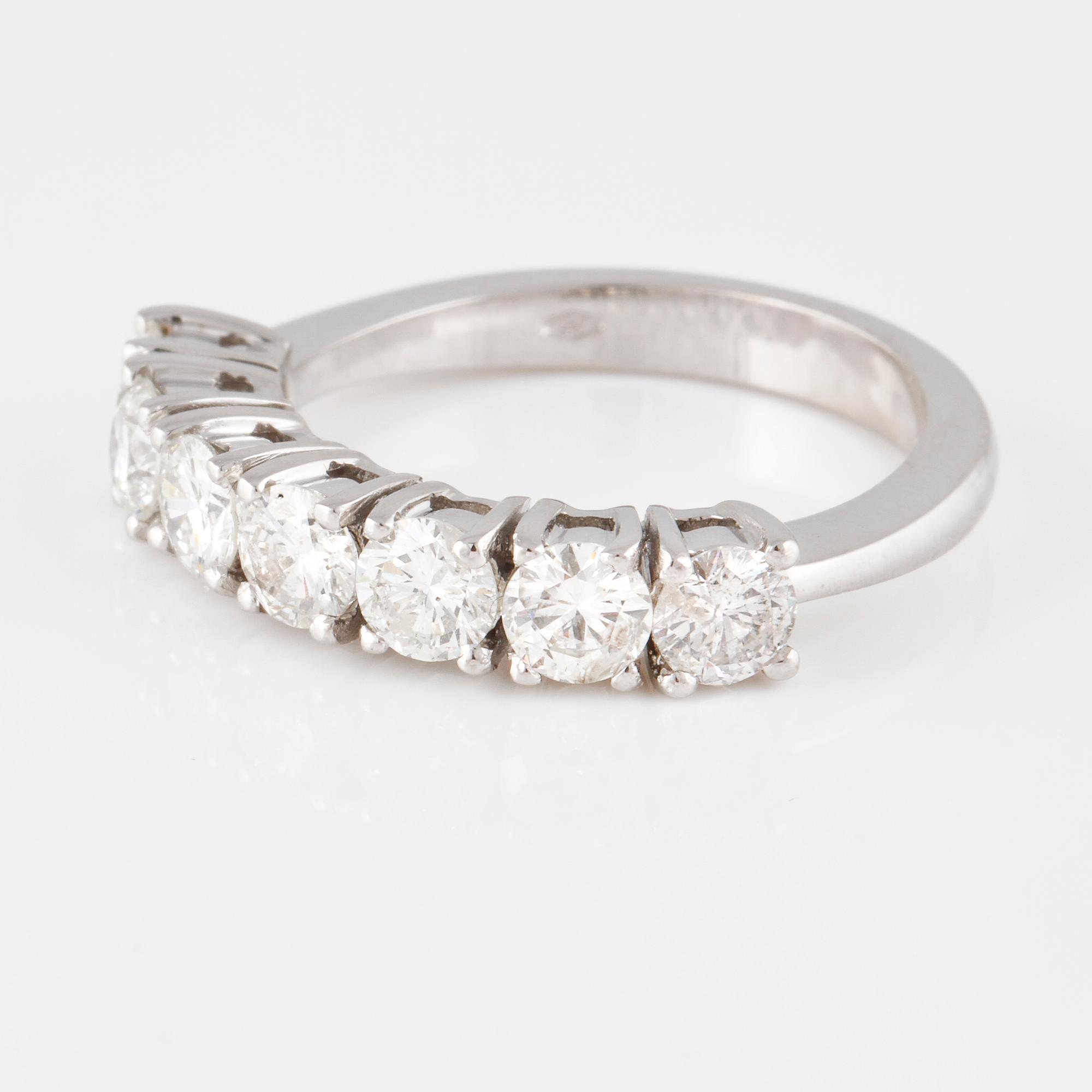 RING, 18K vitguld med 7 briljantslipade diamanter ca 1.50 ct. Vikt 4,7 gram.