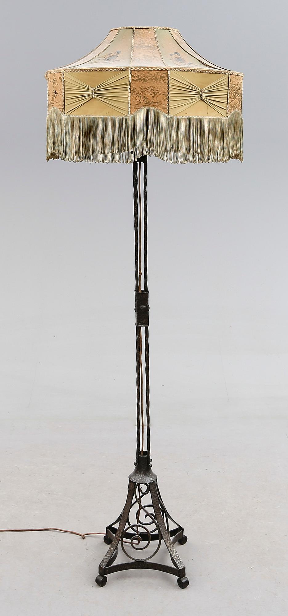 GOLVLAMPA, smide, 1900-talets första hälft.