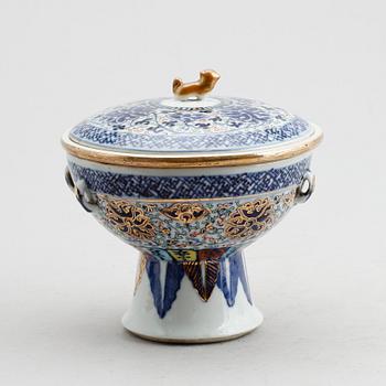 LOCKSKÅL PÅ FOT, med insats, porslin, Kina, sannolikt 1800-talets första hälft.