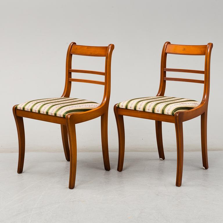 A yew dining table and 8 chairs, second half of the 20th century.