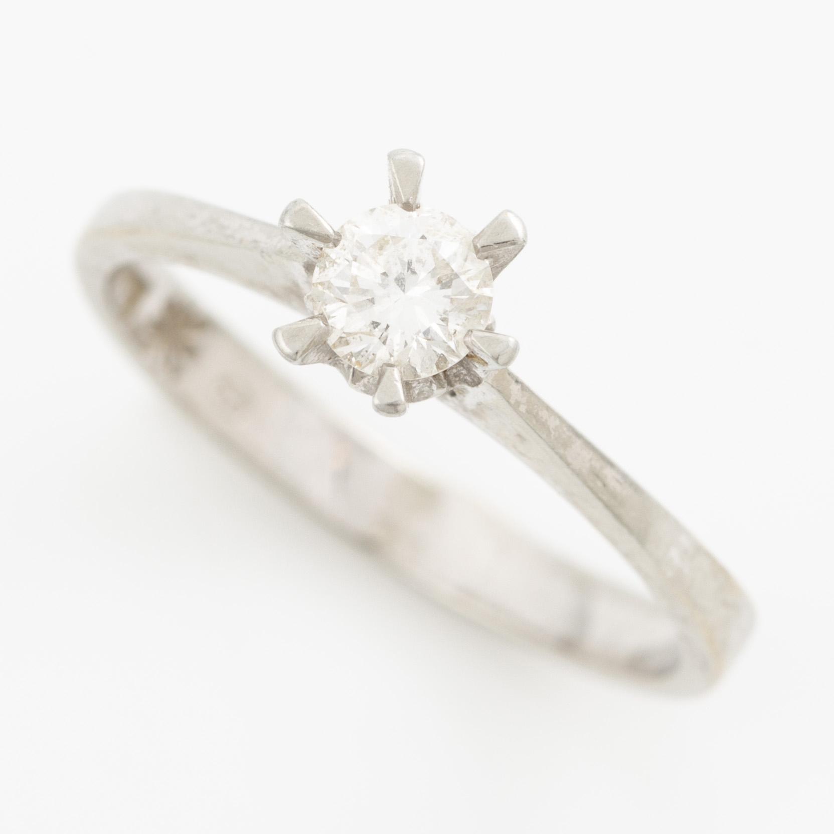 Ring, 18K vitguld med briljantslipad diamant.