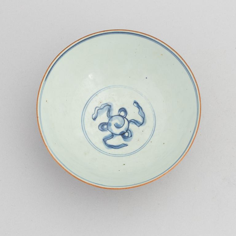 A Chinese blue and white porcelain bowl with buddhist lions chasing a ball with ribbons, Ming dynasty (1368-1644).