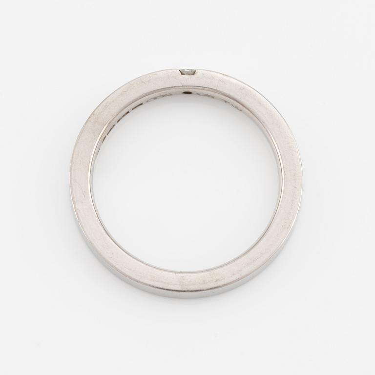 Ring 18K vitguld med prinsesslipade diamanter.