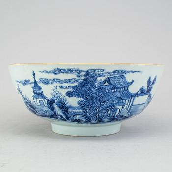 A chinese blue and white punch bowl. Qing dynasty, Qianlong (1736-95).