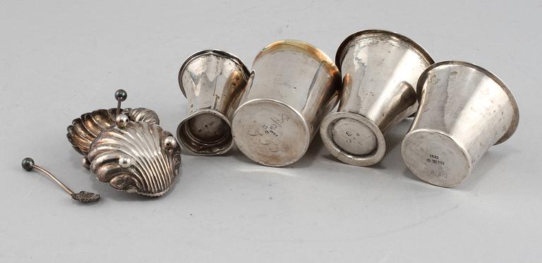 PARTI SILVER, 6 delar, bägare samt saltkar, engelska och svenska stämplar, sannolikt 1700-1900-tal.