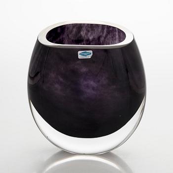 Kerttu Nurminen, maljakko, lasia, signeerattu K. Nurminen Nuutajärvi.