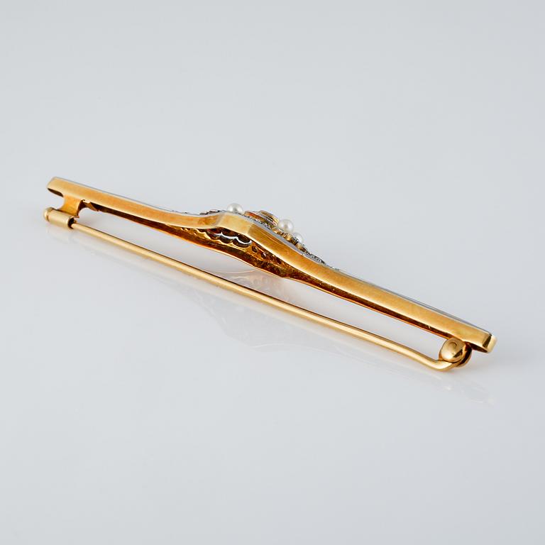 BROSCH, 18K guld samt platina med odlade små pärlor samt fasettslipade diamanter, importstämplad. Vikt 6,2 gram.