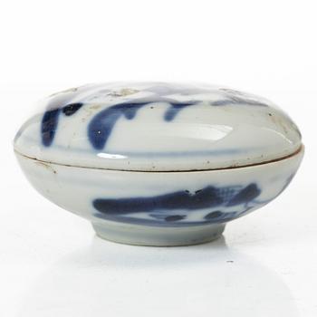 Skålar, tre stycken, samt litet blåvitt ytterfoder och lackask, porslin, Qingdynastin, 1800-tal.