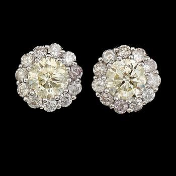 ÖRHÄNGEN, 1 par, 18 k vitguld, briljantslipade diamanter tot 1.44 ct. Vikt 1,2 g.