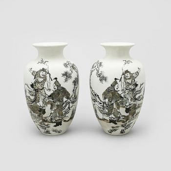 VASER, ett par, porslin, Kina, 1900/2000-tal.