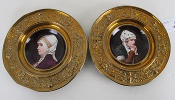 VÄGGTALLRIKAR, 2 st, porslin samt mässing,
1800-tal.