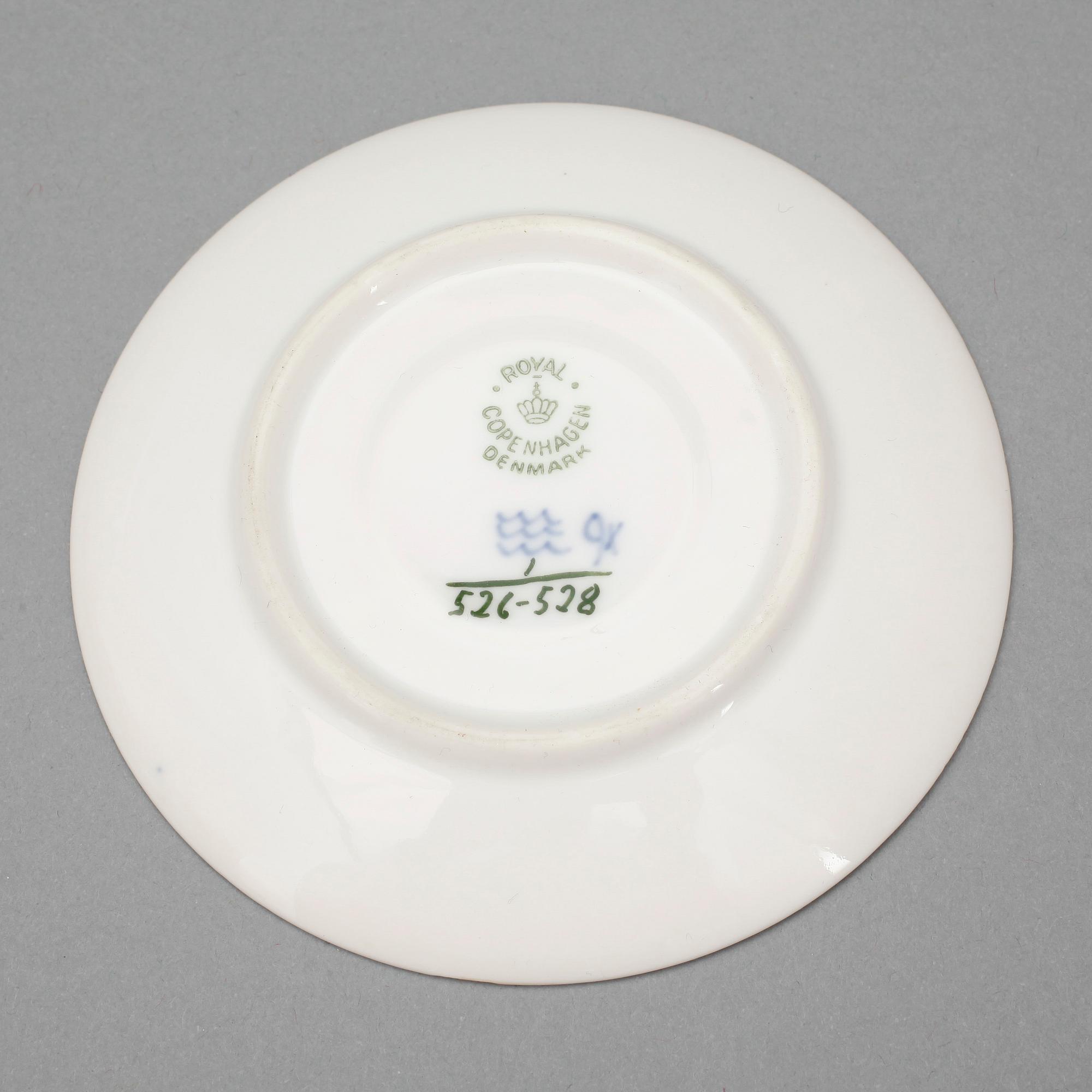 MATSERVIS, 74 delar. Porslin. Musselmalet. Royal Copenhagen.