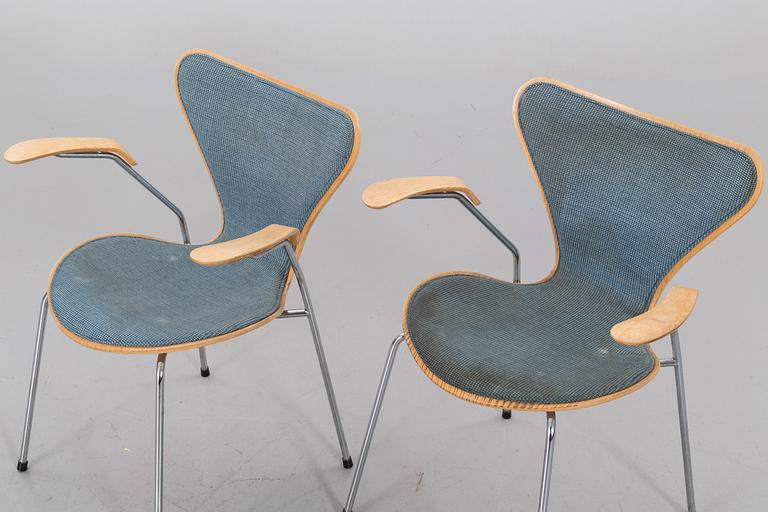 A PAIR OF "SEVEN (3207)" ARMCHAIRS DESIGNED BY ARNE JACOBSEN FOR FRITZ HANSEN.