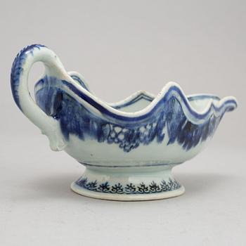 A blue and white sauce boat, Qing dynasty, Qianlong (1736-95).