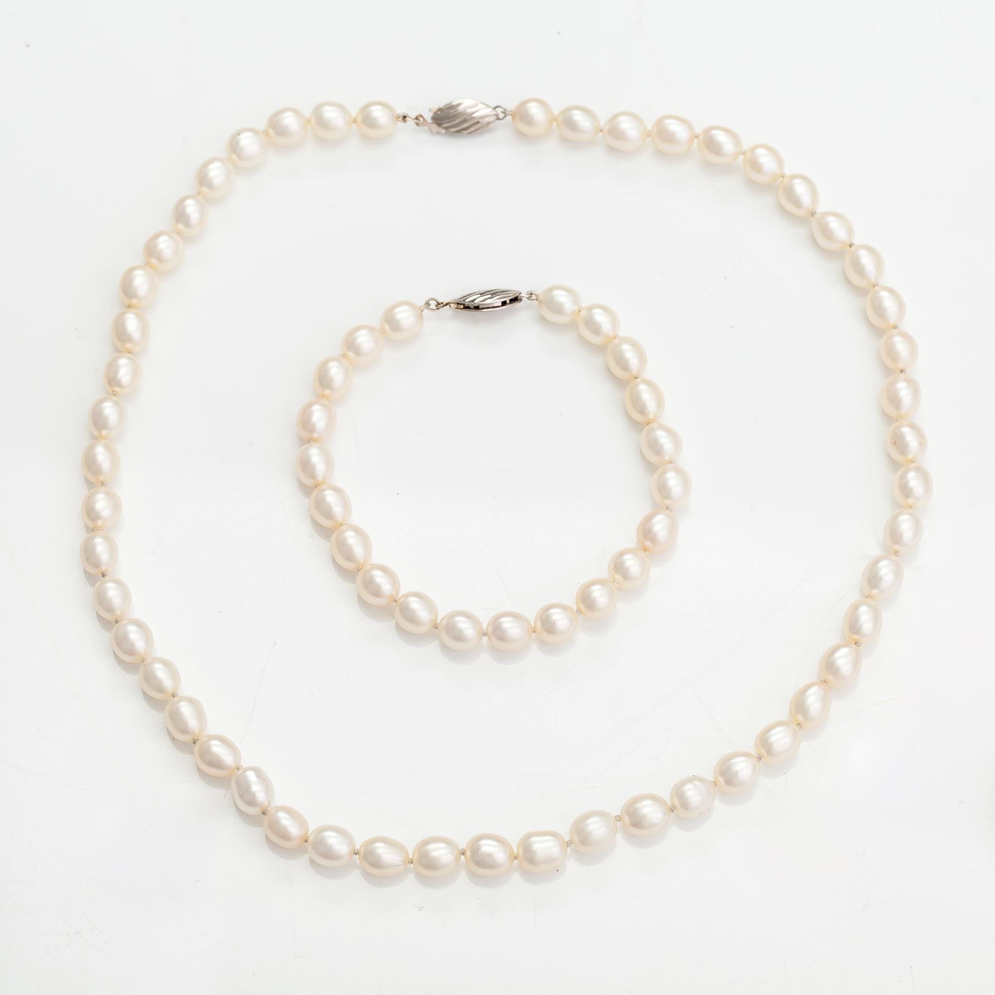 A pearl collier and bracelet with cultured pearls and silver clasps. Pirami.