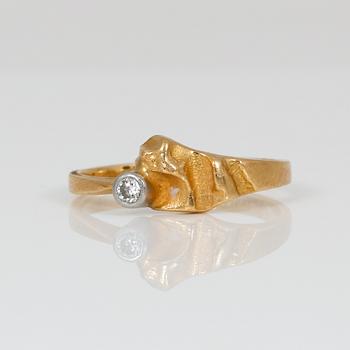RING, 18K guld med briljantslipad diamant ca 0,04 ct, Björn Weckström, för Lapponia, Finland, 1993. Vikt ca 1,97 g.