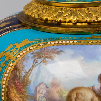 URNOR, ett par, porslin, Sèvres-liknande märke, 1800-talets slut.