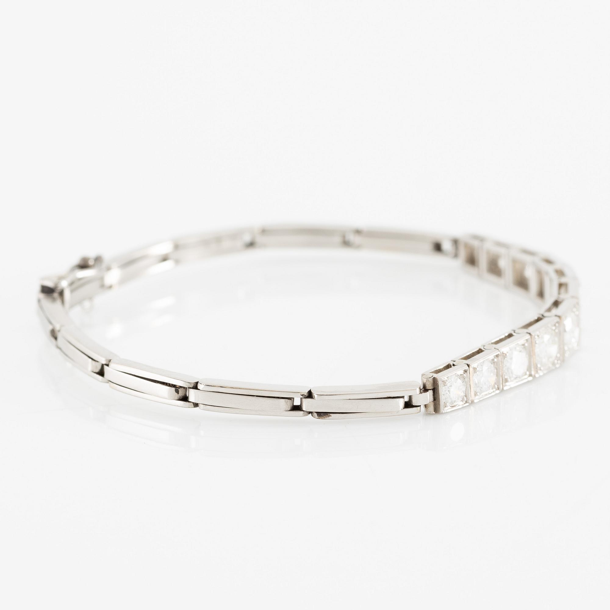 Bracelet, platinum with eleven brilliant-cut diamonds.