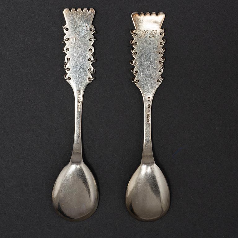 A SILVER CAKE KNIFE AND 12 COFFEE SPOONS, samian, second half of the 20th century.
