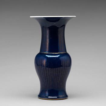 909. A powder blue vase, Qing dynasty, 18th century.