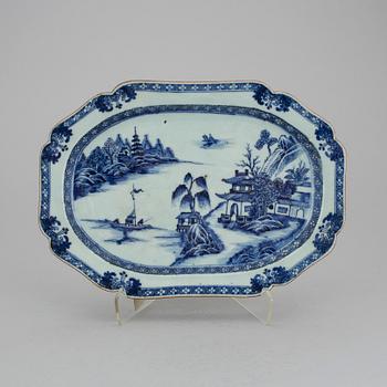 A blue and white serving dish, Qianlong (1736-95) Qing dynasty.