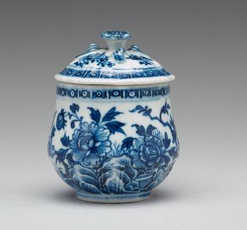 CREMEKOPPAR med LOCK, sex stycken, kompaniporslin. Qing dynastin, Qianlong (1736-95).