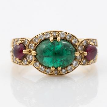 Ring in 18K gold with a cabochon-cut emerald and rubies, as well as brilliant-cut diamonds.