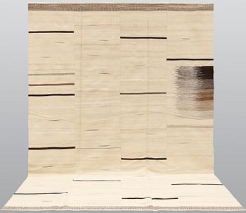 Matta, orientalisk slätväv, ca 314 x 221 cm.