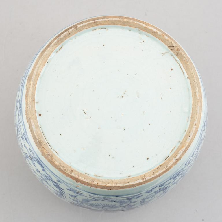 A blue and white pot with cover, Chine, 19th century.