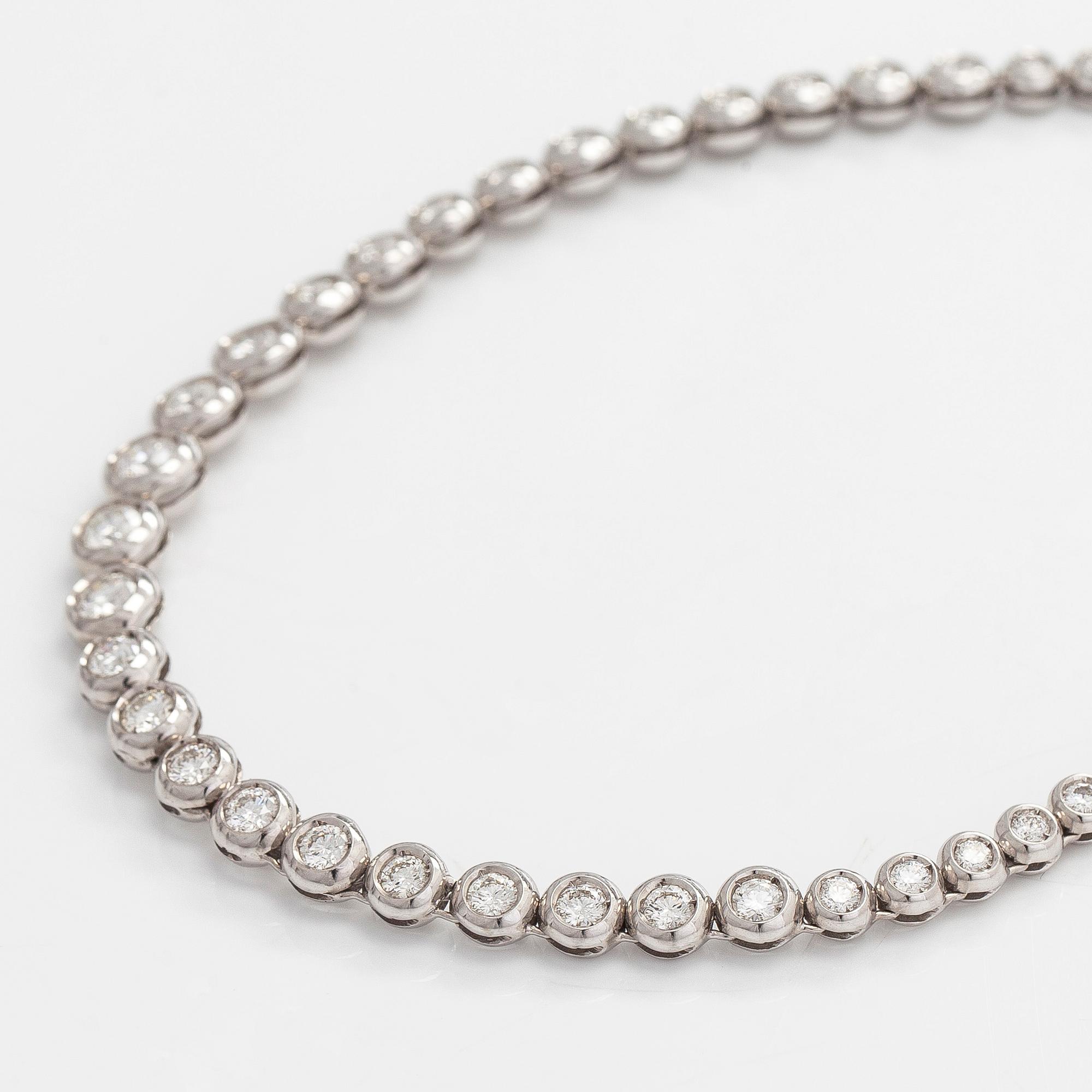 Collier, rivieré i 18K vitguld med runda briljantslipade diamanter.