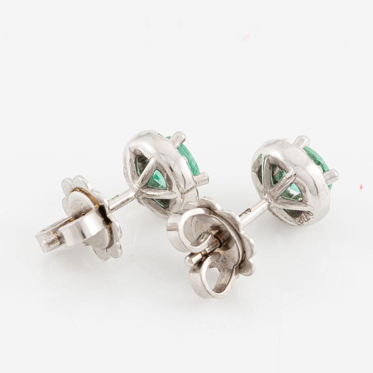 Earrings 14K white gold with emeralds and brilliant-cut diamonds.