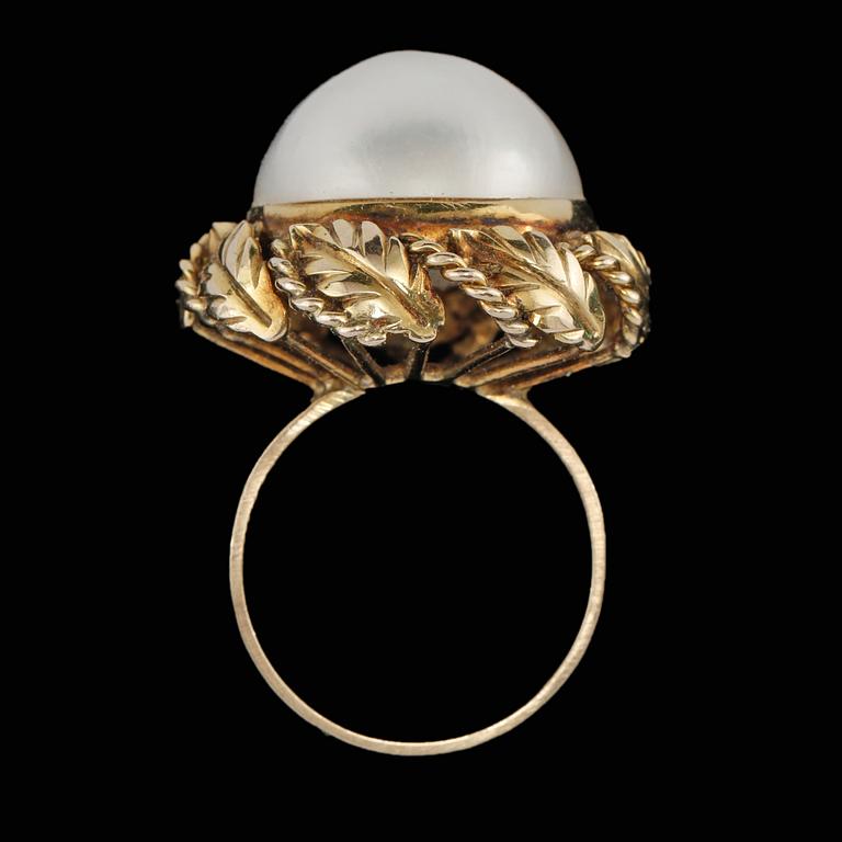 RING, 14k guld med mabépärla, 1900-talets andra hälft. Vikt 9 g.