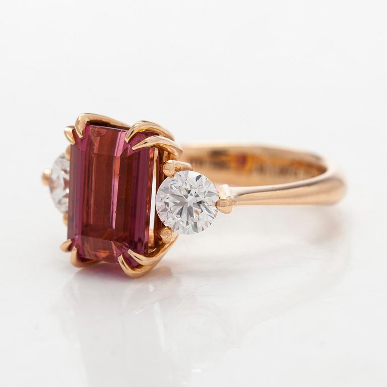 Ring, 18K guld med turmalin och briljantslipade diamanter.