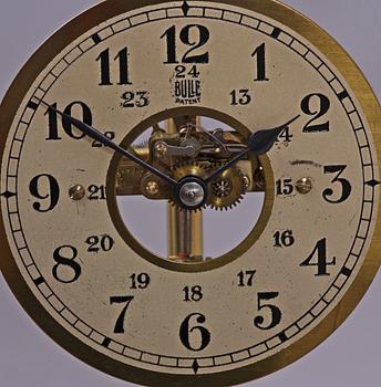 BORDSUR MED GLASHUV. Bulle Patent, omkring 1900.