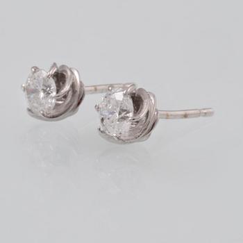 ÖRHÄNGEN, 18K vitguld med briljantslipade diamanter ca 1.12 ct. Vikt 2,3 gram.