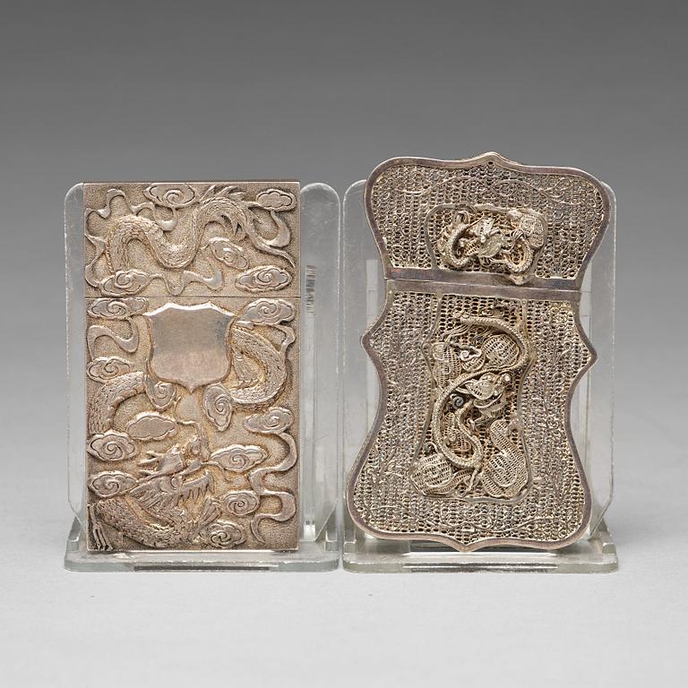 VISITKORTSFODRAL, två stycken, silver. Kina, tidigt 1900-tal.