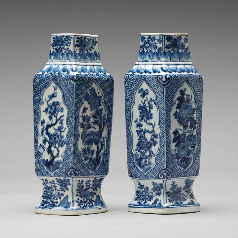 A pair of blue and white vases, Qing dynasty, Kangxi (1662-1722).