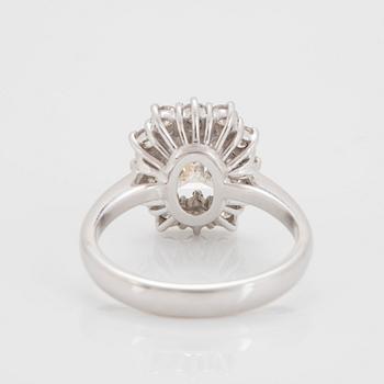 Ring 18K guld med en smaragdslipad diamant 2.04 ct kvalitet J vs1 enligt medföljande IGI certifikat.