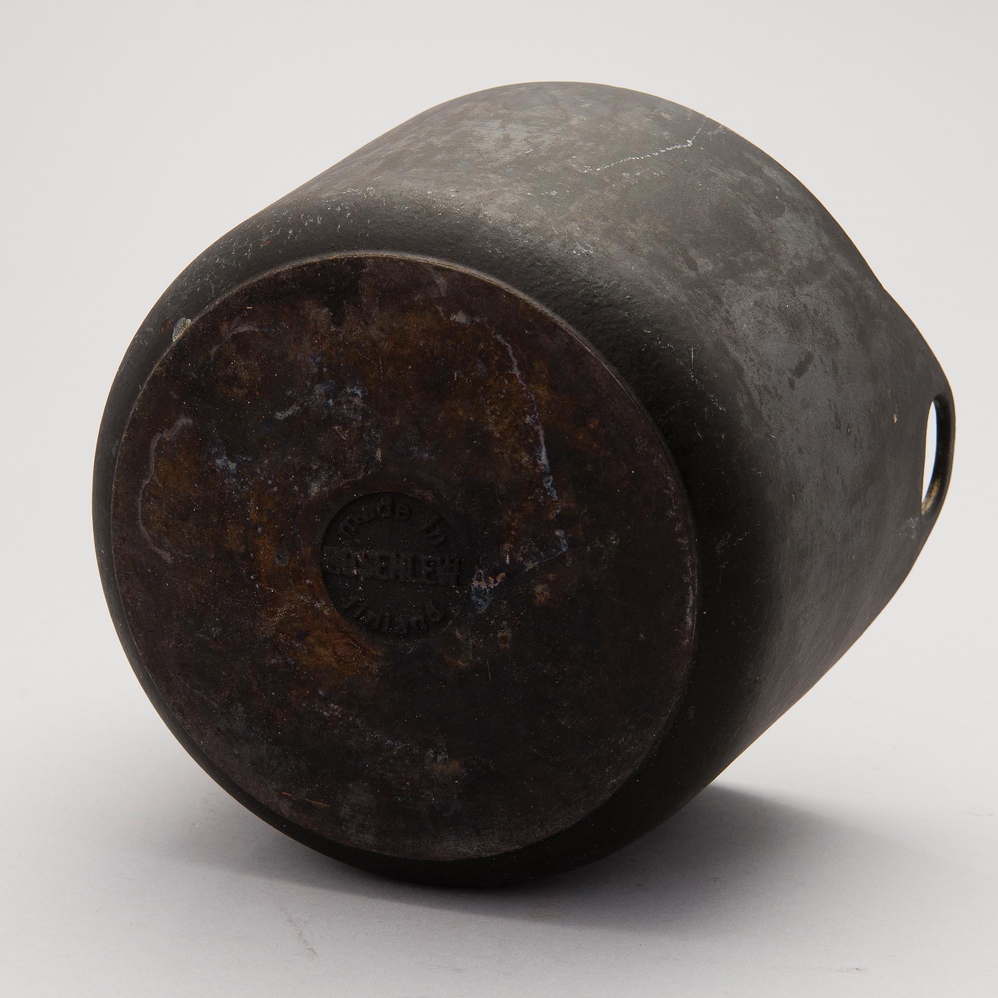 A cast iron pot, manufactured by Rosenlew in the 1960s/70s, Finland.