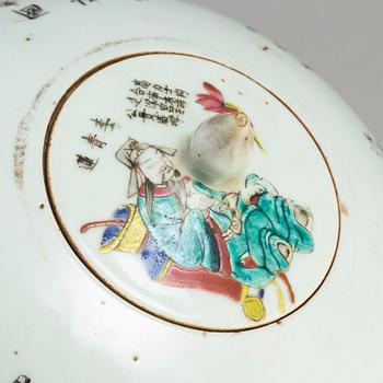 URNA med LOCK, porslin. Qingdynastin, sent 1800-tal.