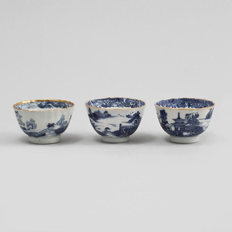 KOPPAR, tre snarlika, porslin, Kina, 1700-tal.