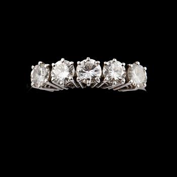 RING, 18k vitguld med 5 briljantslipade diamanter, 1.10 ct. Vikt 3,4 g.