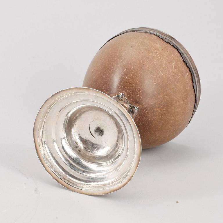KALK, kokosnöt och silver, otydliga stämplar trol 1800-tal. totalvikt 221 gr.