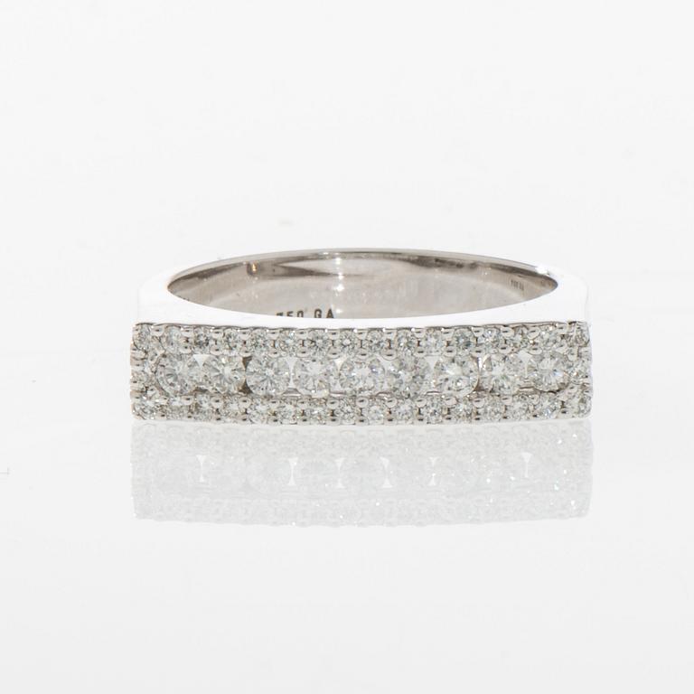 RING, 18K vitguld, diamanter totalt 0,56 ct. Vikt 6,5 g.